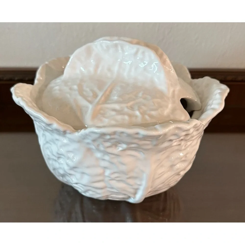 Vintage Portuguese Majolica White Cabbage Leaf Soup‎ Tureen with Lid 8'' x 6''